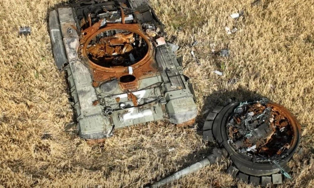 1 στο 1 εκατομμύριο! Ρωσικό βλήμα πυροβολικού πέρασε μέσα από την καταπακτή ουκρανικού άρματος (Βίντεο)